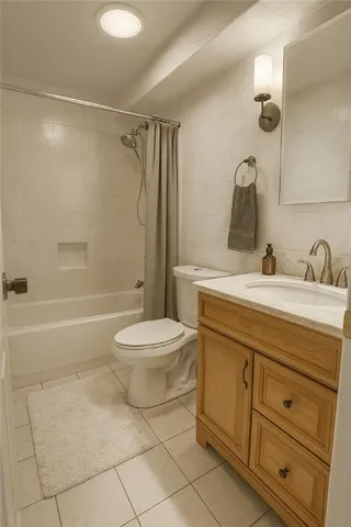 $2,250 | 66 Girard Avenue, Unit 207, Newport, RI 02840