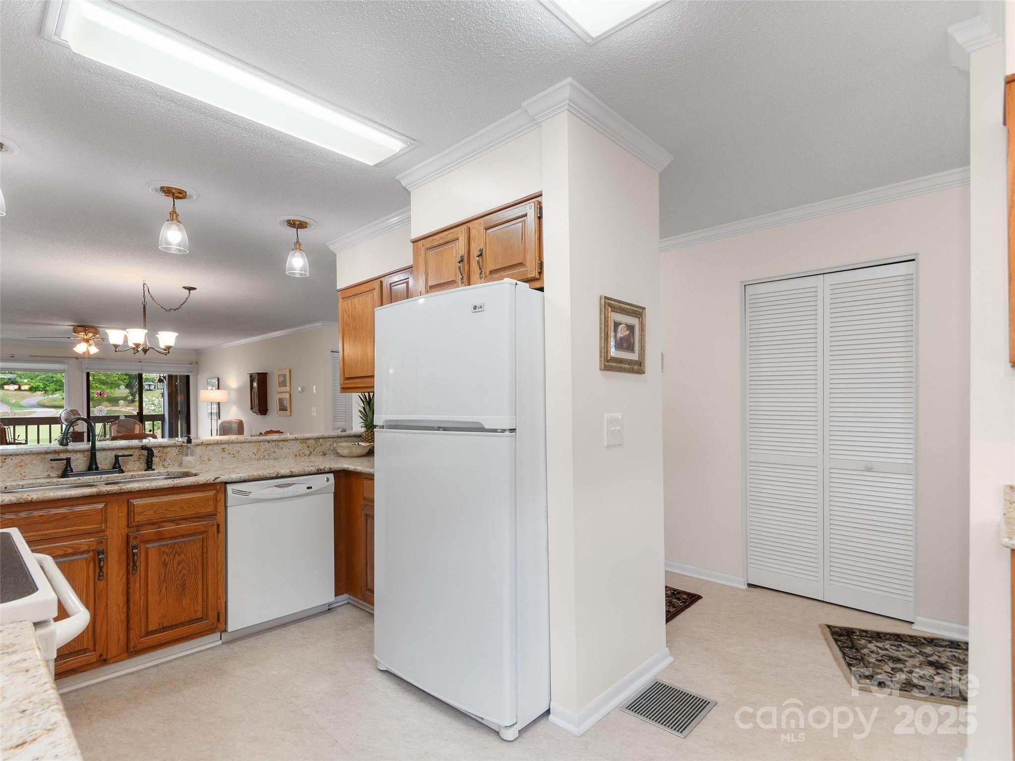 87 Willow Road, Unit D1 Waynesville, NC 28786 - Photo 6 of 36 Gallery Image 6