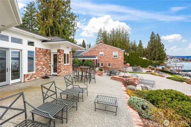 a view of a kitchen and dining room