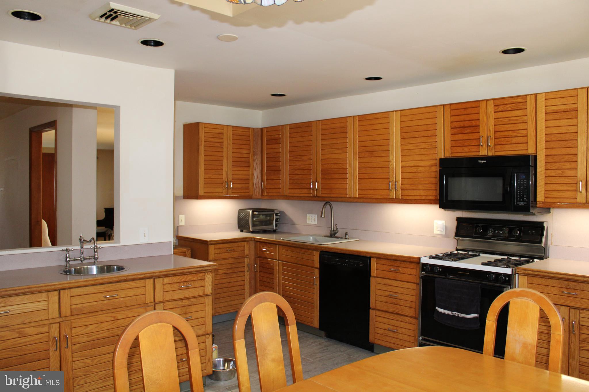 15158 Wayside Road Philadelphia, PA 19116 - Photo 8 of 44