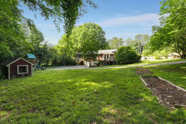 a view of a house with a yard