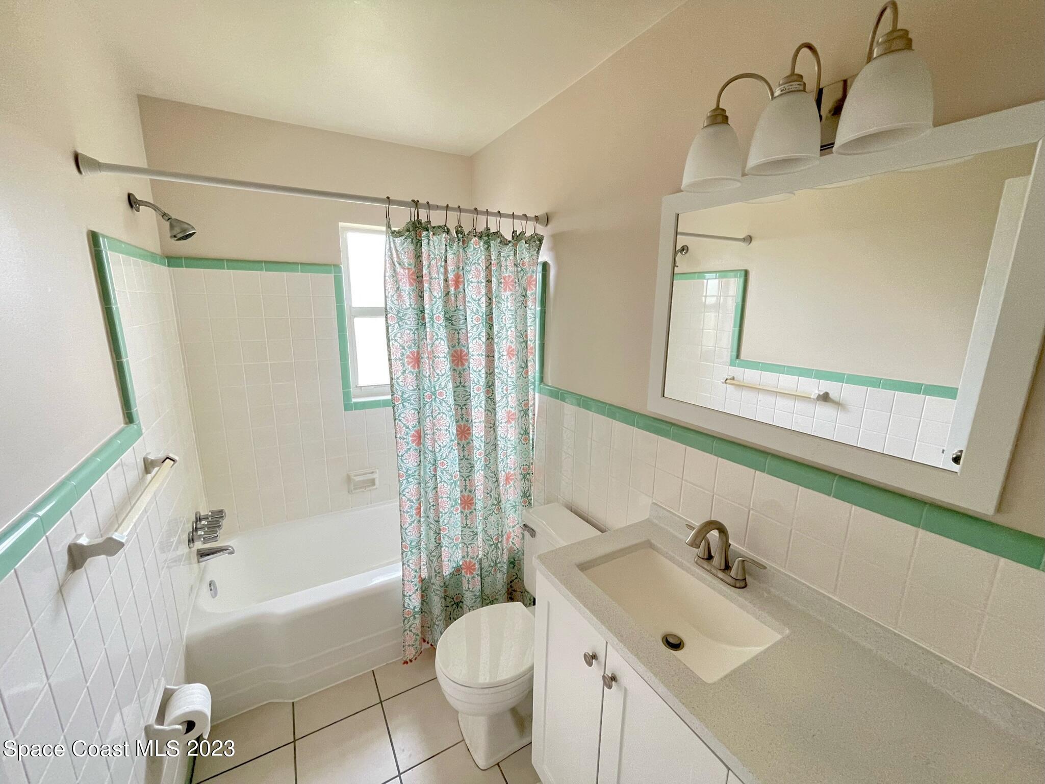 1820 Harrison Avenue Melbourne, FL 32935 - Photo 17 of 20 a bathroom with a sink mirror toilet and bathtub