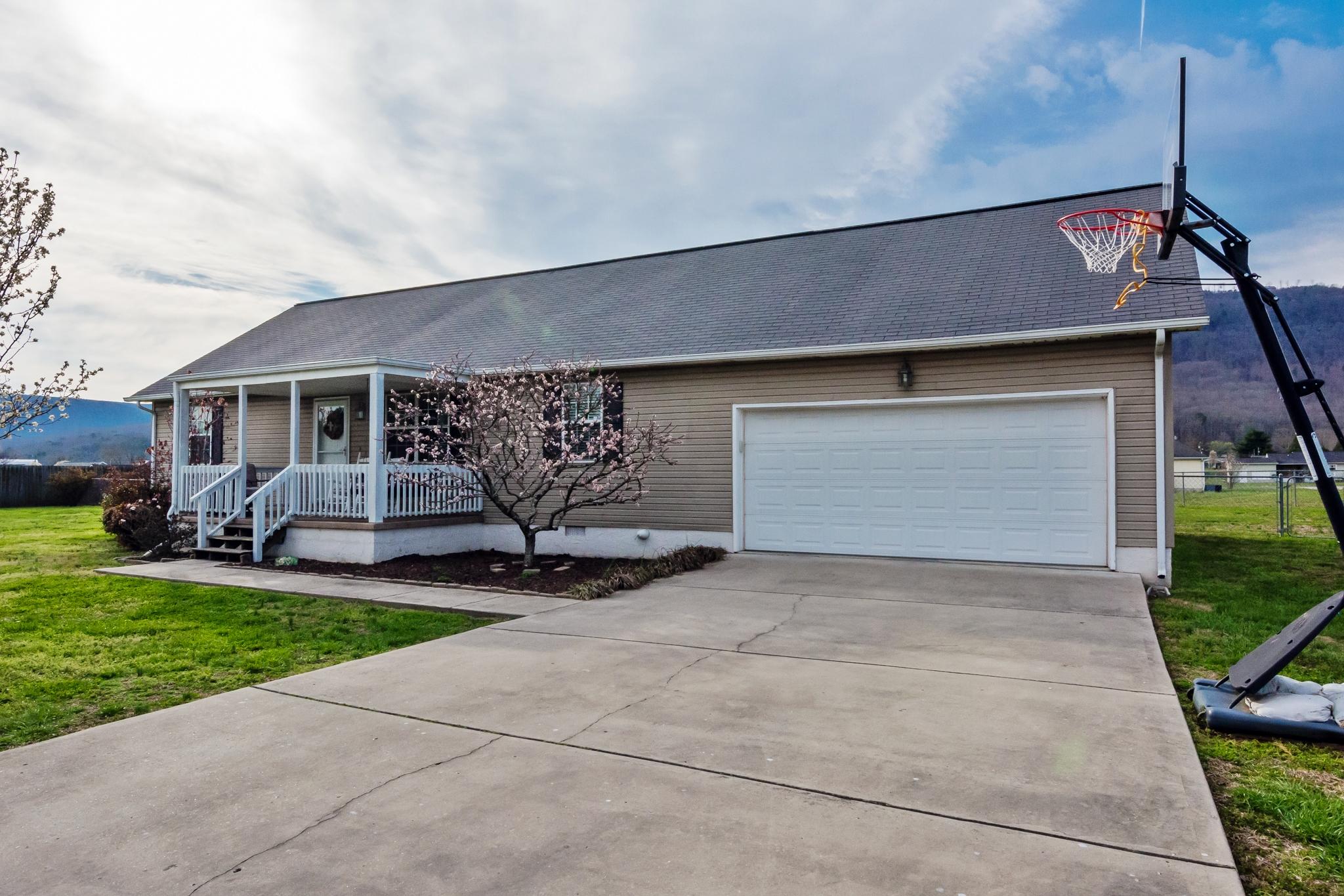 134 Mill Run Road Dunlap, TN 37327 - Photo 33 of 38 Front View with Garage