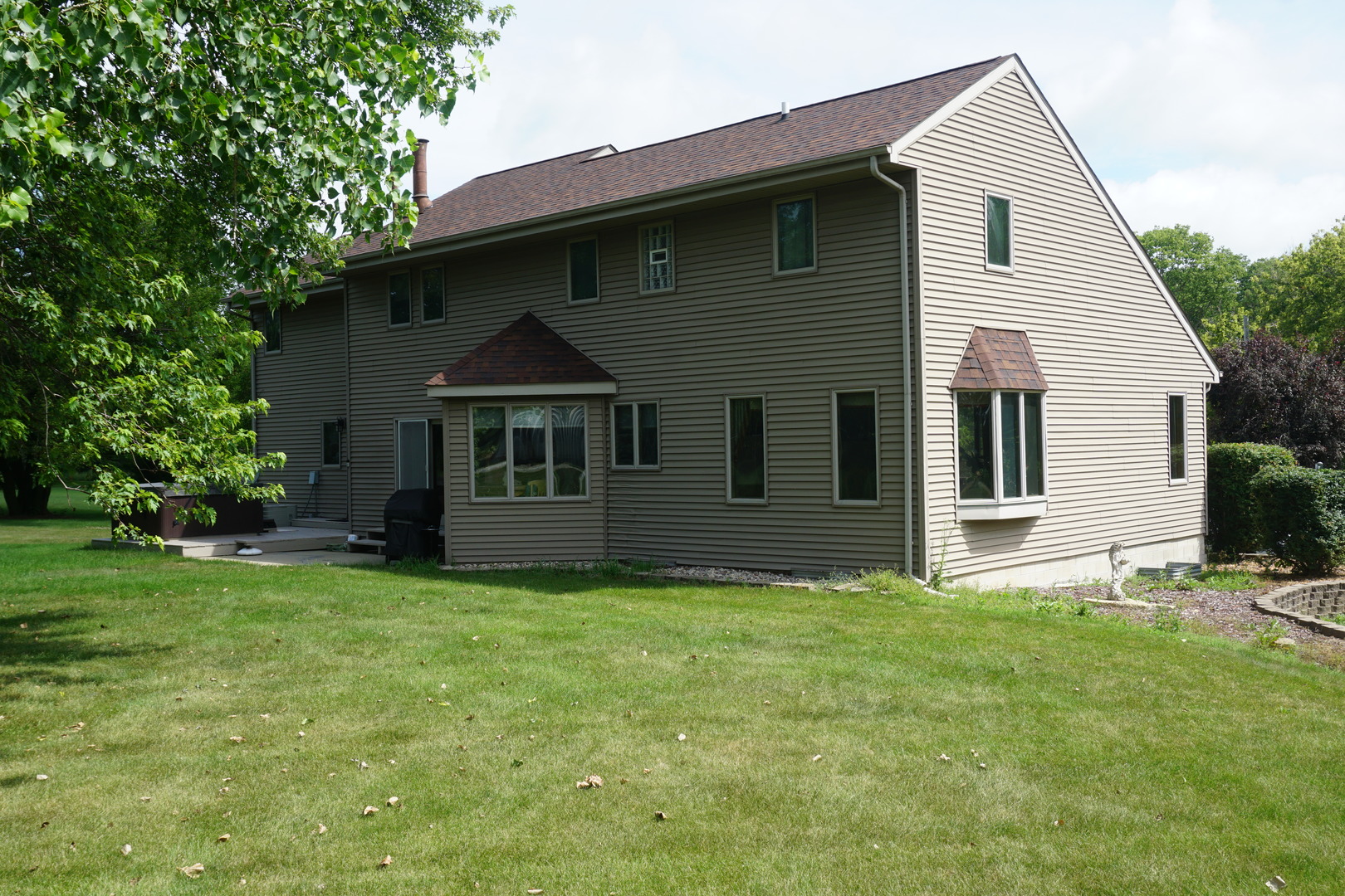 4914 Highway 113 Kankakee, IL 60901 - Photo 3 of 54 a front view of a house with a garden