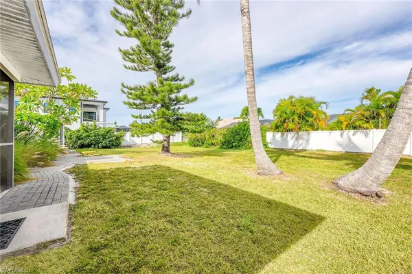 $2,750 | 527 109th Avenue North, Naples, FL 34108