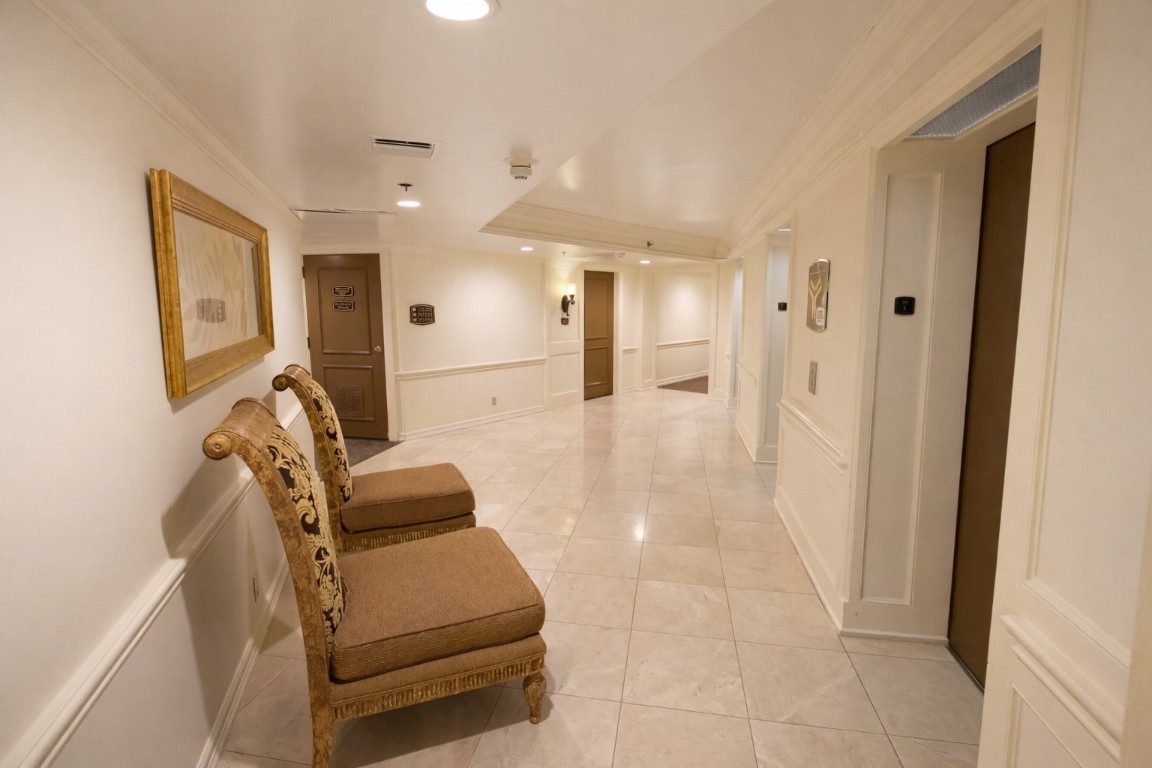 3525 Sage Road, Unit 718 Houston, TX 77056 - Photo 22 of 38 a hallway with furniture and a couch