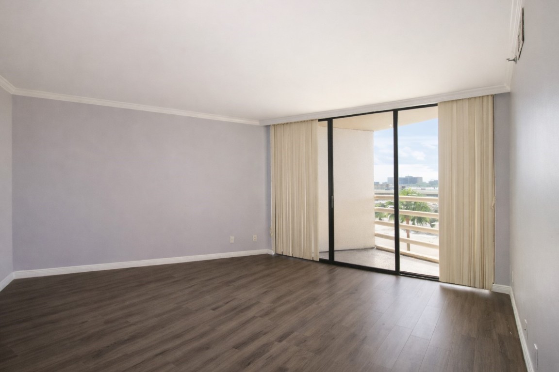 3525 Sage Road, Unit 718 Houston, TX 77056 - Photo 25 of 38 a view of an empty room with wooden floor and a window