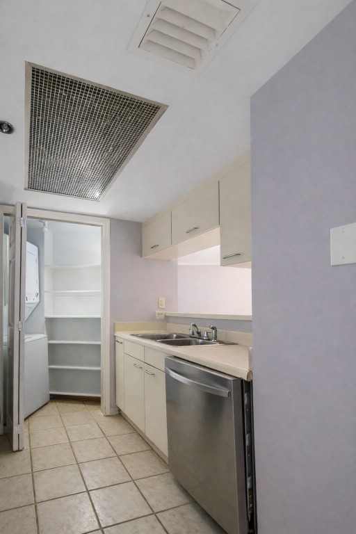 3525 Sage Road, Unit 718 Houston, TX 77056 - Photo 28 of 38 a kitchen with a stove and a sink