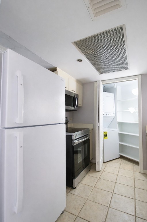 3525 Sage Road, Unit 718 Houston, TX 77056 - Photo 29 of 38 a kitchen with a refrigerator and a stove
