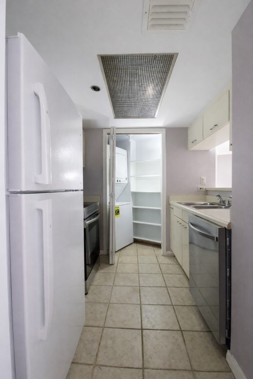 3525 Sage Road, Unit 718 Houston, TX 77056 - Photo 30 of 38 a kitchen with a refrigerator a sink and dishwasher