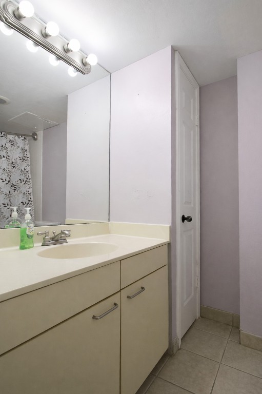 3525 Sage Road, Unit 718 Houston, TX 77056 - Photo 37 of 38 a bathroom with a sink and a mirror