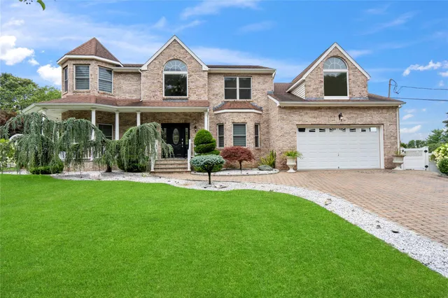 $1,310,000 | 324 MacArthur Boulevard, Hauppauge, NY 11788