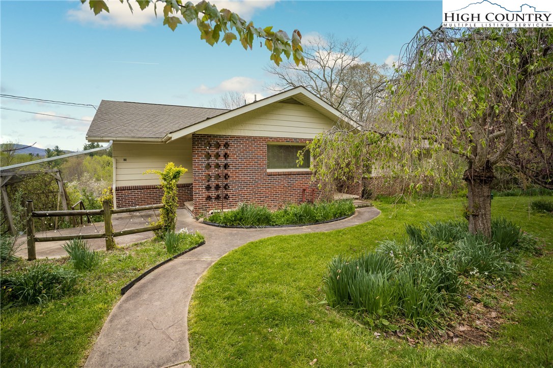 121 Eastview Drive Boone, NC 28607 - Photo 4 of 45 Gallery Image 4