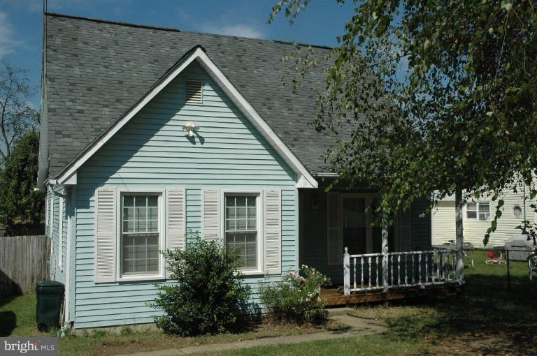 206 Oakwood Road Edgewater, MD 21037 - Photo 1 of 12 a view of a house with yard and plants