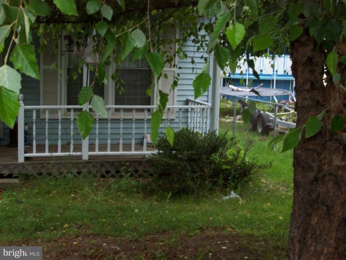 206 Oakwood Road Edgewater, MD 21037 - Photo 2 of 12 a view of a house with a garden