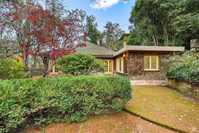 a view of a house with a backyard