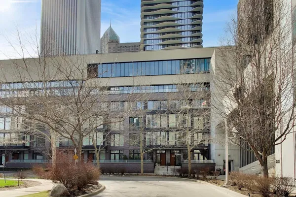 $2,150,000 | 208 North Park Drive, Chicago, IL 60601