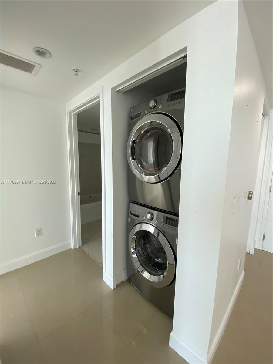 185 Southwest 7th Street, Unit 4110 Miami, FL 33130 - Photo 4 of 14 a utility room with dryer and washer