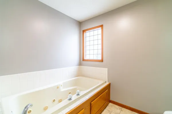 $309,900 | 4015 Woodfield Run, New Haven, IN 46806