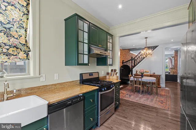 a kitchen that has a lot of cabinets in it