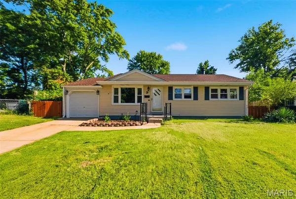 $195,000 | 3 Mullanphy Court, Florissant, MO 63031