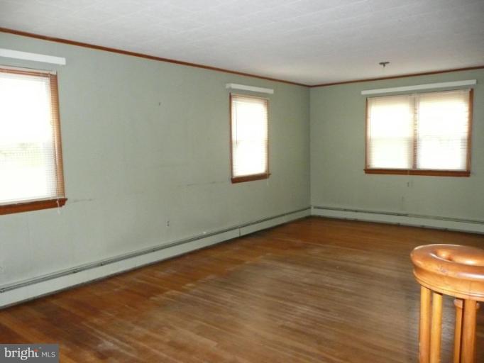 5526 Whitehall Road Cambridge, MD 21613 - Photo 11 of 18 Living Room