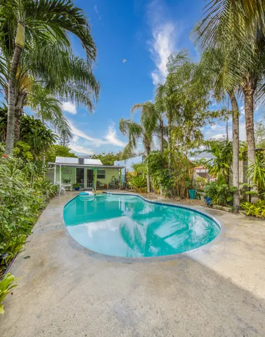 $469,000 | 124 North F Street, Lake Worth Beach, FL 33460