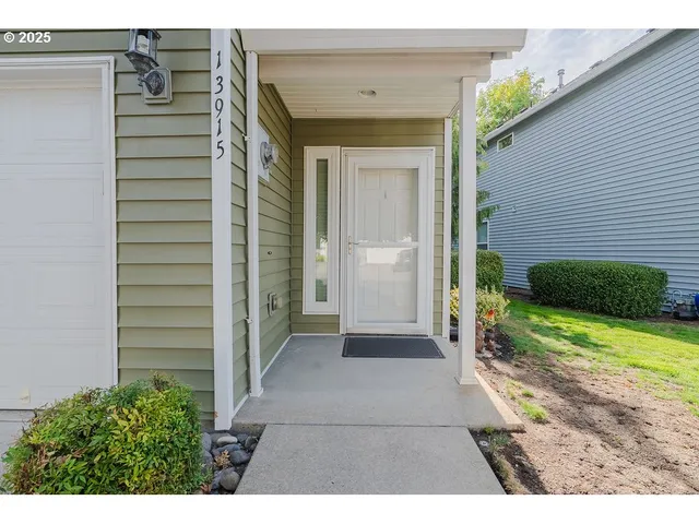 a view of entryway of the house