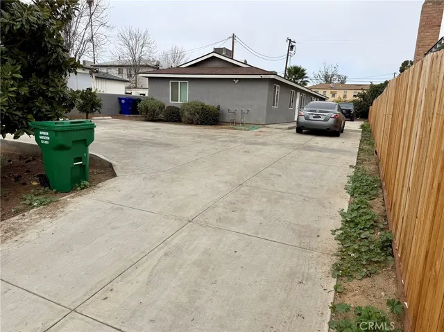 a view of a house with backyard and trees