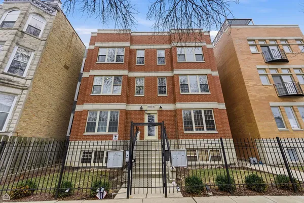 $549,500 | 1935 North Sawyer Avenue, Unit 2N, Chicago, IL 60647