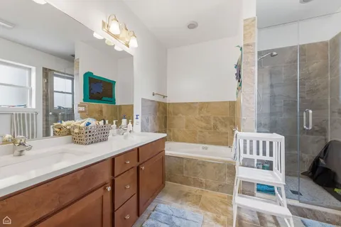 $549,500 | 1935 North Sawyer Avenue, Unit 2N, Chicago, IL 60647