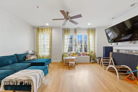 $549,500 | 1935 North Sawyer Avenue, Unit 2N, Chicago, IL 60647