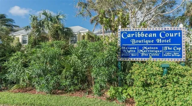 a sign that is sitting on a brick wall