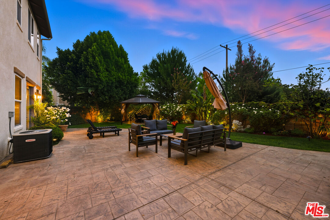 22074 Sagebrook Road Chatsworth, CA 91311 - Photo 34 of 35 a view of a backyard with sitting area