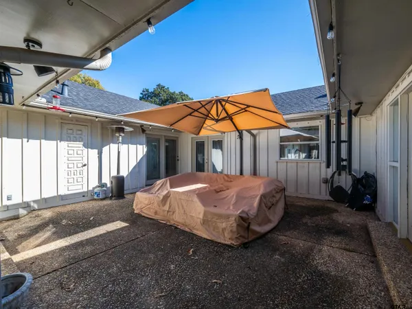 a view of a house with backyard and porch