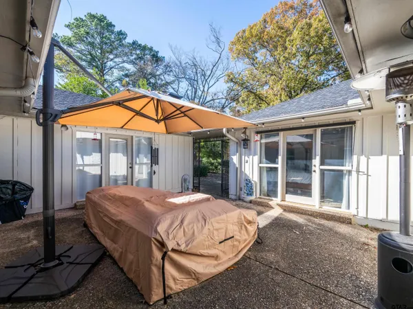 a view of a house with backyard and porch