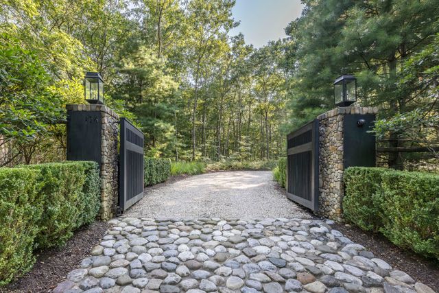 $9,500,000 | 176 2 Holes Water Road, East Hampton, NY 11937