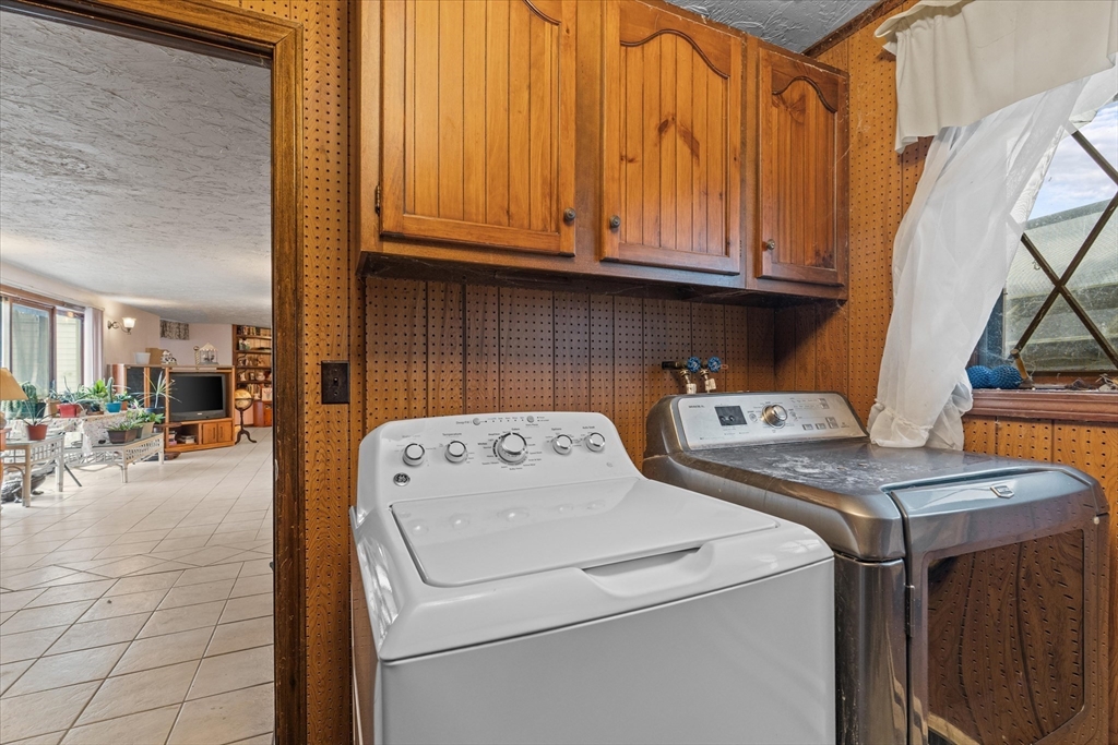 186 8 Lots Road Sutton, MA 01590 - Photo 26 of 33 a utility room with dryer and washer