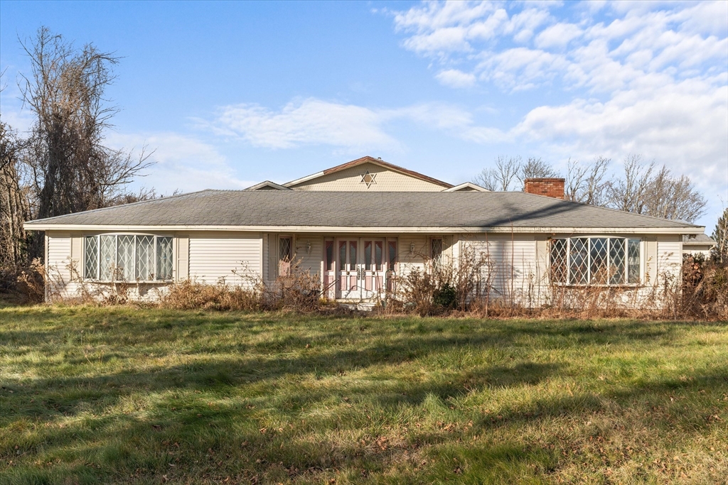186 8 Lots Road Sutton, MA 01590 - Photo 3 of 33 a front view of a house with a garden