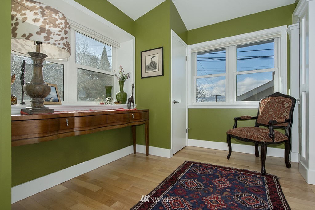 710 West Howe Street Seattle, WA 98119 - Photo 5 of 40 a room with a table and chair