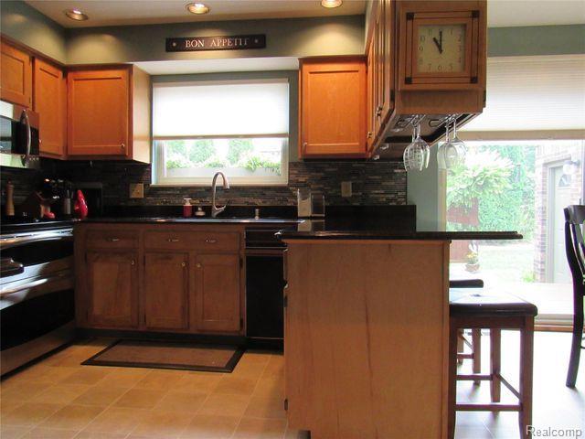 3056 Rolling Green Circle South Rochester Hills, MI 48309 - Photo 3 of 28