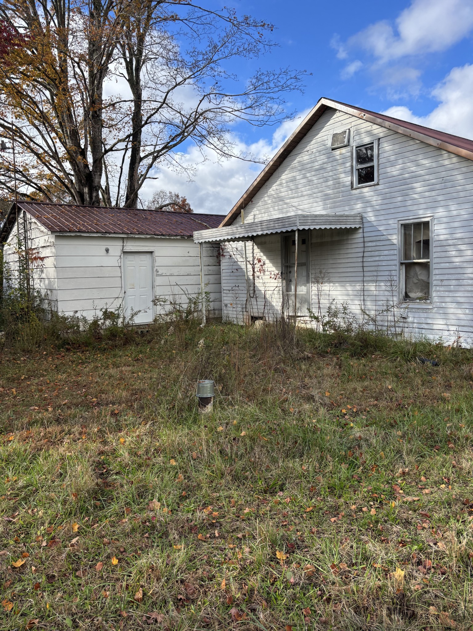 1139 Smartt Station Road Morrison, TN 37357 - Photo 2 of 11 a front view of a house with garden