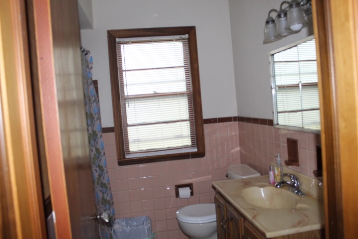 5086 Lapeer Road Burton, MI 48509 - Photo 9 of 16 31389501-8.JPG