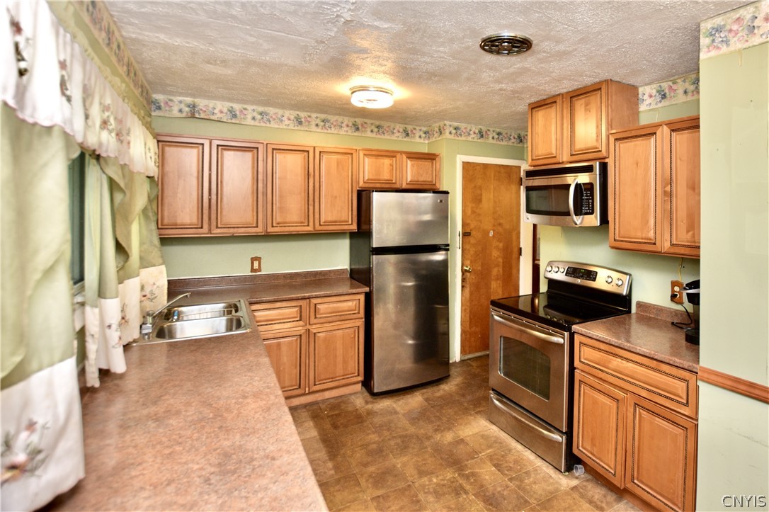 246 Blackberry Road Liverpool, NY 13090 - Photo 5 of 25 Kitchen