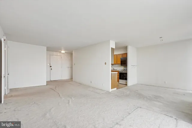 an empty room with an entryway and an empty room