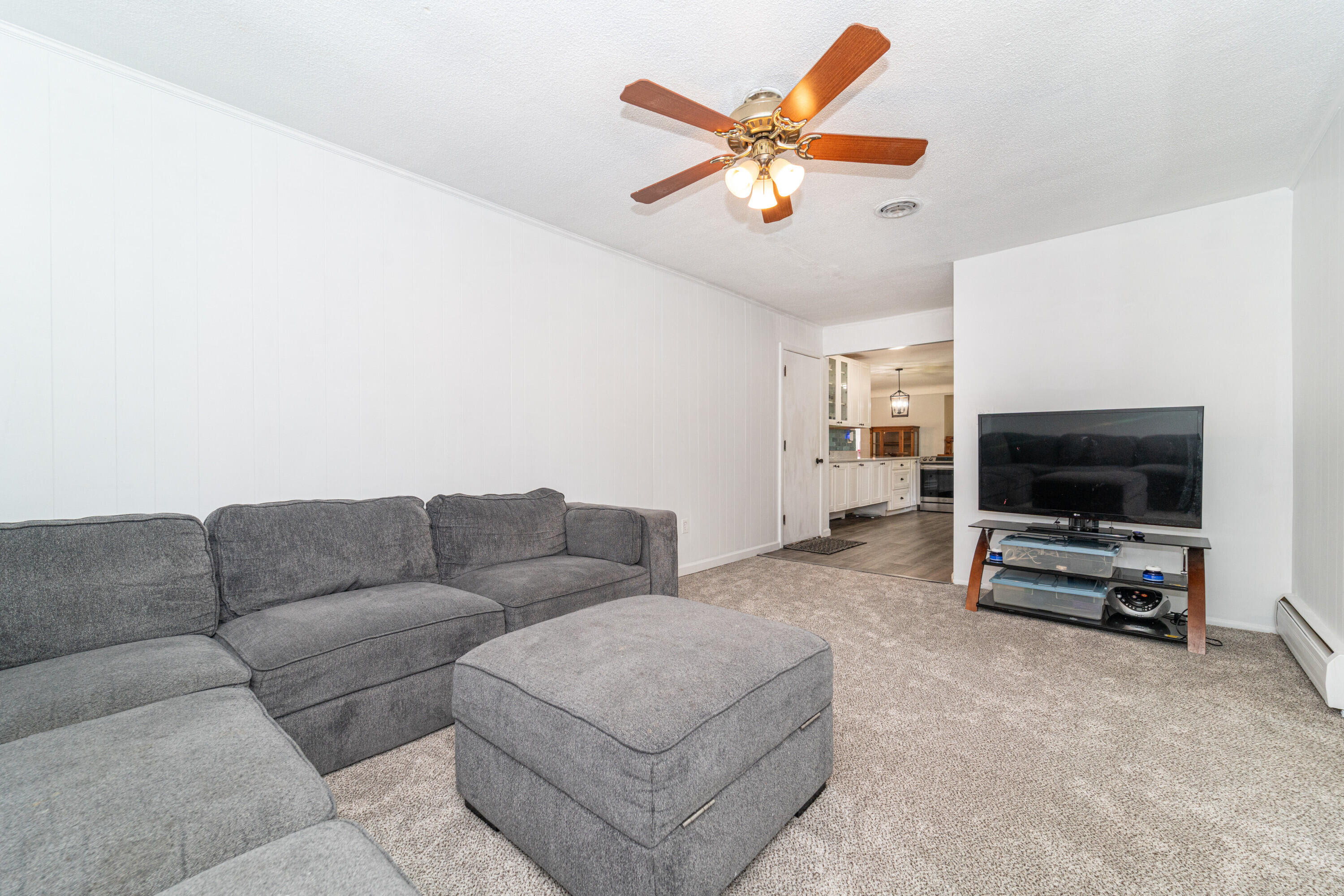 16365 Farmington Road Livonia, MI 48154 - Photo 6 of 19 Living Room