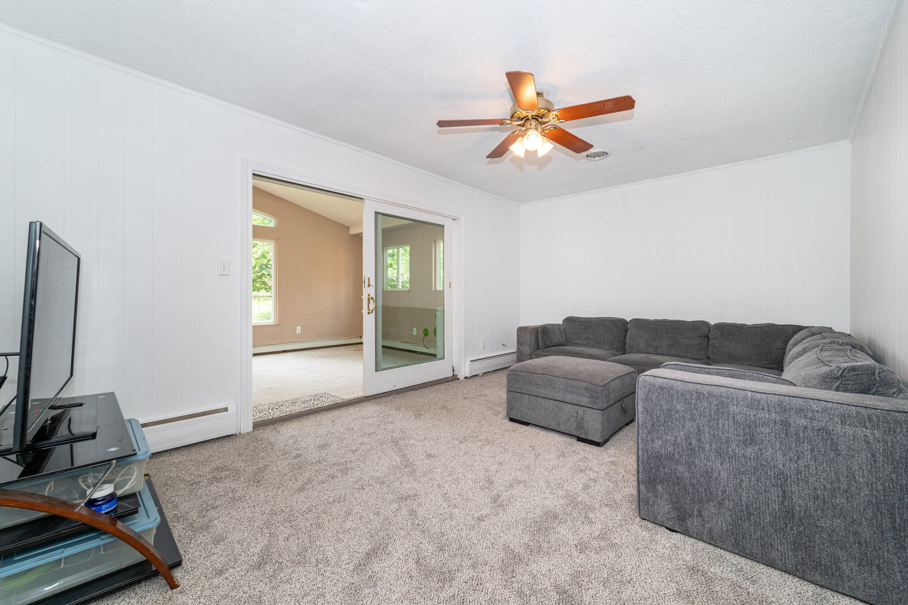 16365 Farmington Road Livonia, MI 48154 - Photo 7 of 19 Living Room