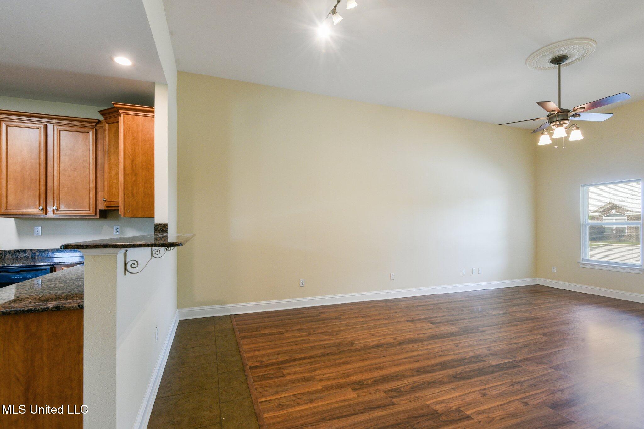 6147 Firestone Street, Unit B 1 Ocean Springs, MS 39564 - Photo 9 of 23 010