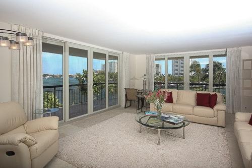 901 East Camino Real, Unit 3B Boca Raton, FL 33432 - Photo 2 of 20 Living room