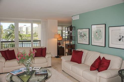 901 East Camino Real, Unit 3B Boca Raton, FL 33432 - Photo 4 of 20 Living room